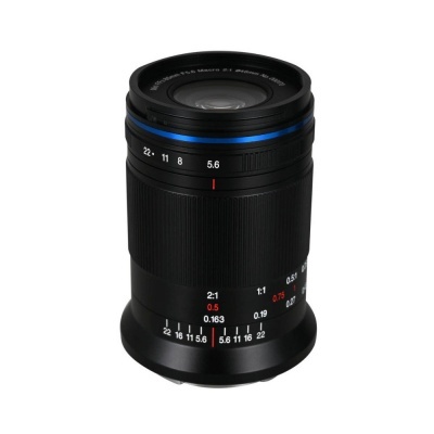 Lente fotográfica preta com detalhes em azul e branco