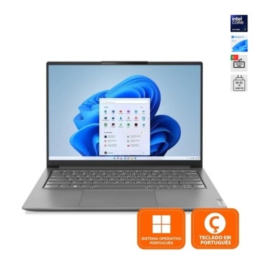 Computador portátil cinzento com ecrã Windows 11 e teclado em português