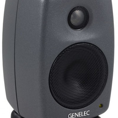 Coluna de som preta GENELEC com grelha redonda em suporte preto