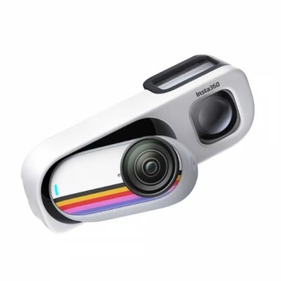 Câmara Insta360 branca com lente e suporte branco com texto Insta360