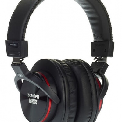 Auricular preto com detalhes vermelhos e marca Scarlett Studio