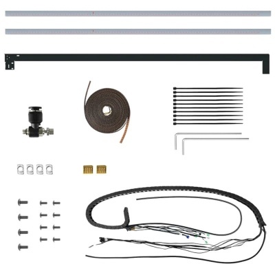 Conjunto de peças para instalação com réguas, válvula, fita, parafusos, braçadeiras, chave hexagonal e fios organizados