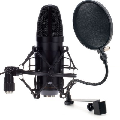 Microfone condensador preto com suporte, filtro pop e braço articulado