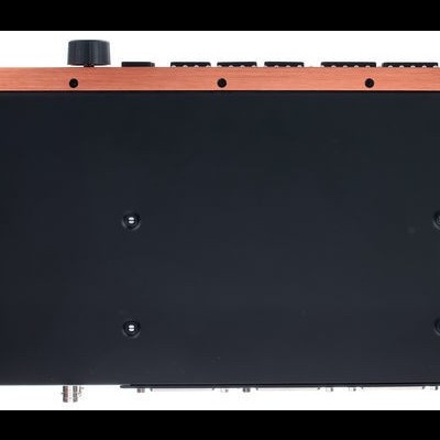 Produto eletrónico com base preta e topo laranja com botões pretos num fundo neutro