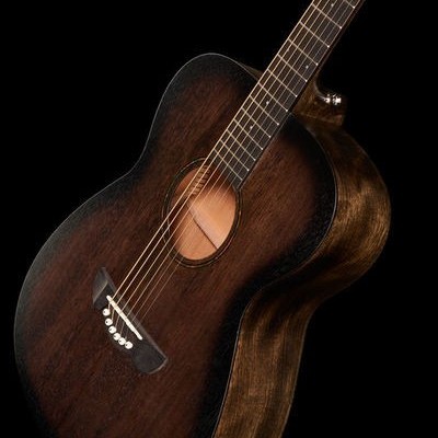 Guitarra acústica castanho escuro com cordas metálicas e marcas brancas no braço, textura de madeira visível