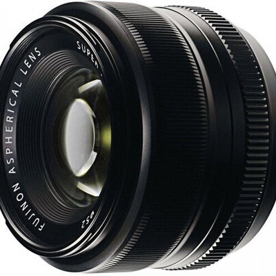 Objetiva fotográfica preta com texto e anéis texturizados