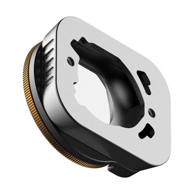 Peça metálica e plástica quadrada com superfície cinza, detalhes pretos e roda dourada