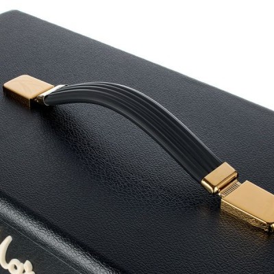 Pega preta curva com extremidades douradas em mala preta texturada