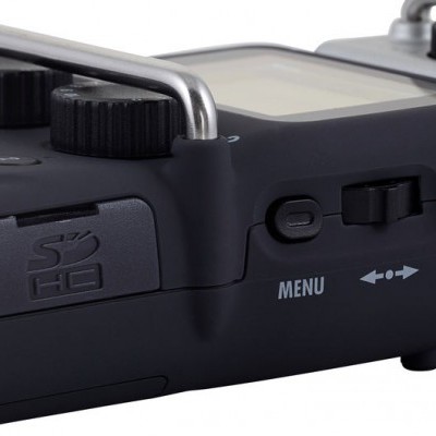 Dispositivo eletrónico preto com botões e inscrições MENU e REMOTE