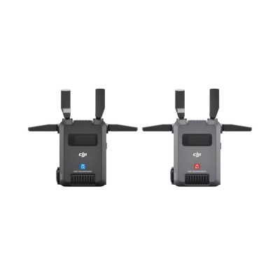 Dois dispositivos DJI cinzentos com antenas, etiquetas TX azul e RX vermelha