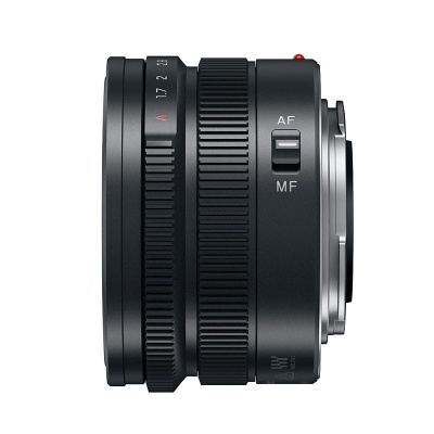 Lente de câmara fotográfica preta com anel de focagem e interruptor AF/MF