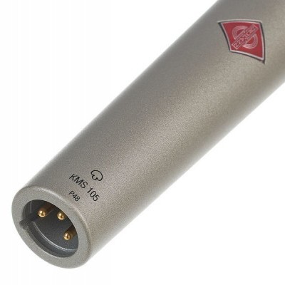 Microfone cinzento metalizado com conector de três pinos e inscrições KMS 105 P48