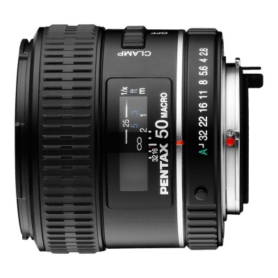 Lente de câmara PENTAX MACRO 50mm preta com marcações de abertura