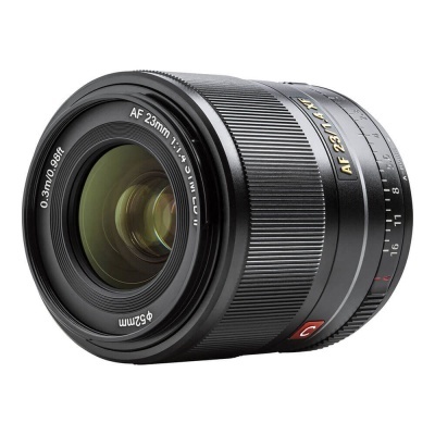 Objetiva fotográfica preta com inscrições AF 23mm 1:1.4 e anel canelado