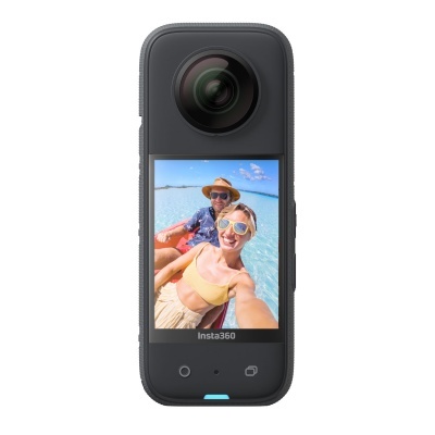 Câmara digital Insta360 preta com lente grande angular e ecrã colorido com imagem de pessoas numa praia