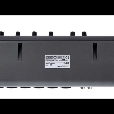 Vista traseira de dispositivo eletrônico preto com porta USB e etiqueta