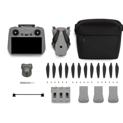Conjunto de drone DJI cinzento com acessórios sobre fundo branco