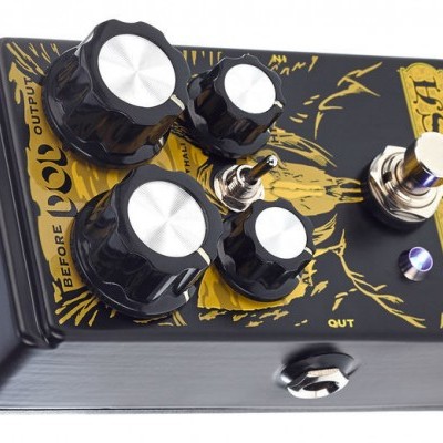 Pedal de efeito para guitarra preta e amarelo com botões e interruptor