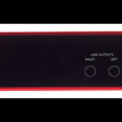 Interface de áudio Focusrite preta com laterais vermelhas e conexões de saída de linha