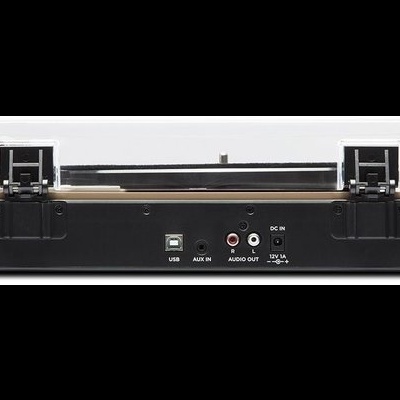 Gira-discos preto com tampa transparente aberta, mostrando conexões traseiras