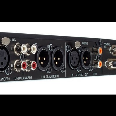 Interface de áudio preto com múltiplas entradas e saídas conectores