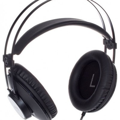 Auriculares preto com almofadas macias e estrutura metálica, com etiqueta 'L' no interior