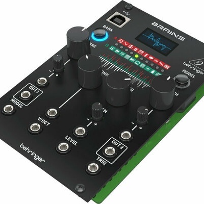 Placa eletrónica preta com botões, conectores e ecrã digital