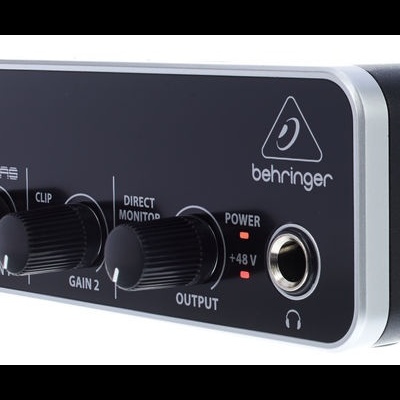 Interface de áudio preta Behringer U-PHORIA UMC22 com botões e conetores