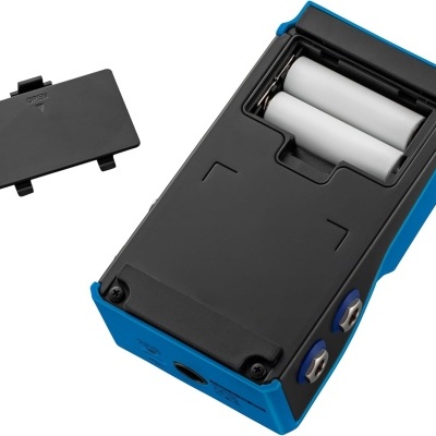 Pedal de efeito musical preto e azul com bateria e tampa removível