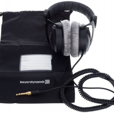 auscultadores beyerdynamic pretos com almofadas cinza e bolsa preta