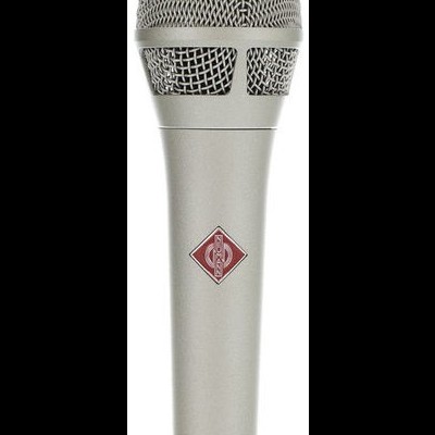Microfone Neumann KMS 105 prateado com logotipo e texto visíveis