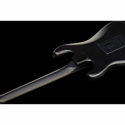 Guitarra elétrica preta vista de trás num fundo preto