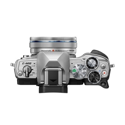 Câmara Olympus E-M10 prata vista de cima com lente prateada e botões