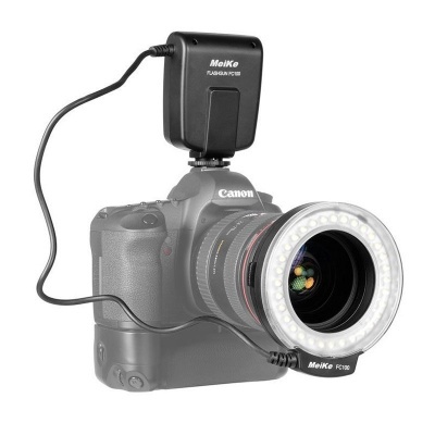Câmara Canon com flash circular LED Meike FC100 ligado