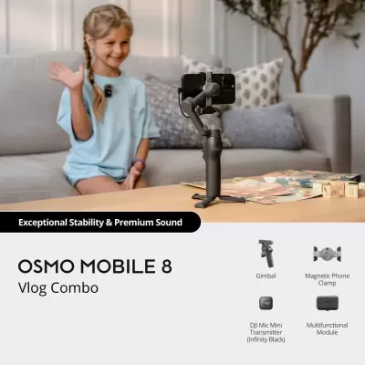 Estabilizador de imagem Osmo Mobile 8 com telemóvel preso, em cima de uma mesa em sala de estar com sofá cinzento e criança ao fundo.
