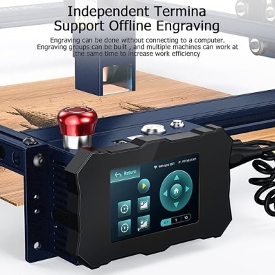 Dispositivo de gravação offline com ecrã tátil e botão vermelho numa estrutura metálica sobre madeira