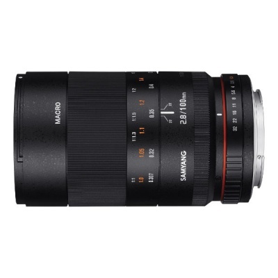 Objetiva fotográfica preta Samyang 2.8/100mm com indicações e anéis de controlo