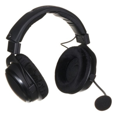 Headphones pretos com microfone e cabo
