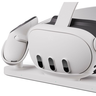 Capacete e comandos VR brancos sobre base branca