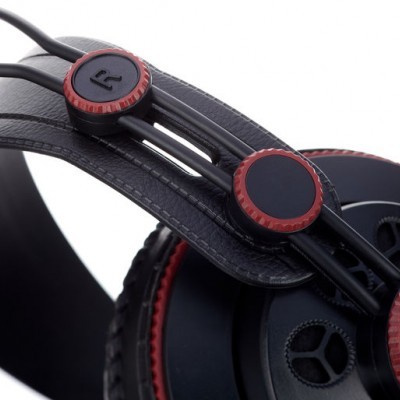 Auricular preto com detalhes vermelhos e logo Superlux