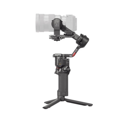 Gimbal estabilizador DJI RS 4 preto com câmara e base tripé