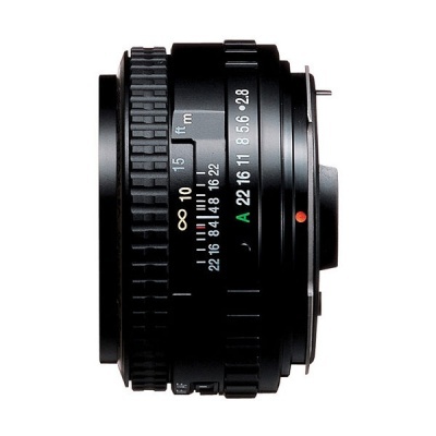 Objetiva fotográfica preta com anéis de ajuste e marcações em várias cores