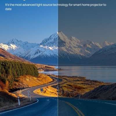 Paisagem montanhosa com estrada sinuosa dividida ao meio mostrando comparação de luz Dual Light 2.0 e outro projetor.
