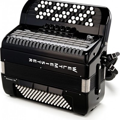 Acordeão preto com botões brancos e detalhes metálicos