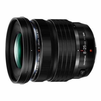 Objetiva fotográfica Olympus M.Zuiko Digital 8-25mm f/4.0 preta com detalhes azuis