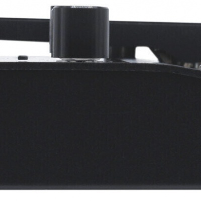 Pedal de efeitos para guitarra preto visto de lado com três botões