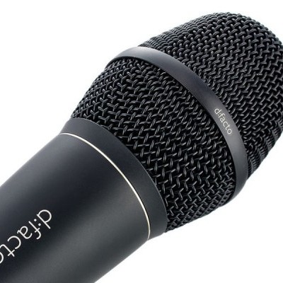 Microfone preto com grelha metálica e marca 'directo'