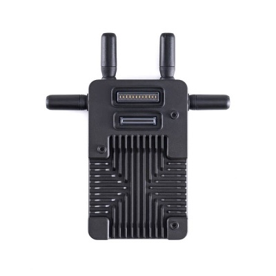 Dispositivo eletrónico preto com três antenas e textura ranhurada sobre fundo branco