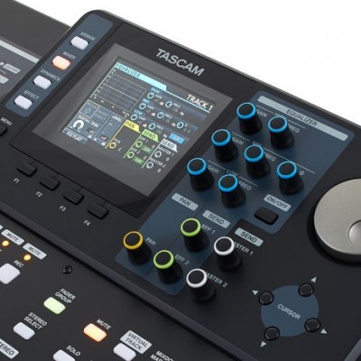 Mesa de som digital TASCAM com ecrã a cores e botões rotativos coloridos