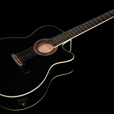 Guitarra acústica preta com corpo recortado em fundo preto